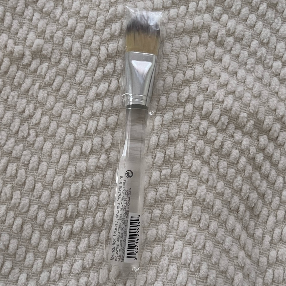 🤍New Clinique Foundation Brush🤍 - Picture 3 of 7